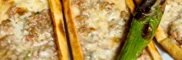 Karışık Konya Böreği (180 gr.) Dana kaburga kıyma, domates, soğan, biber, kaşar peyniri. Mevsim salata, limon, maydanoz, biber turşusu,