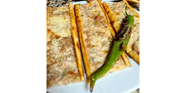 Karışık Konya Böreği (180 gr.) Dana kaburga kıyma, domates, soğan, biber, kaşar peyniri. Mevsim salata, limon, maydanoz, biber turşusu,