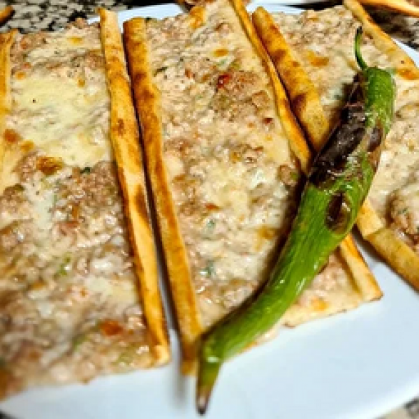 Karışık Konya Böreği (180 gr.) Dana kaburga kıyma, domates, soğan, biber, kaşar peyniri. Mevsim salata, limon, maydanoz, biber turşusu,