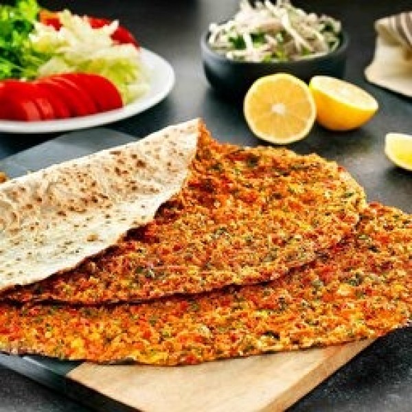 10 adet Lahmacun Menü Lahmacun (10 Adet) (Mevsim salata, limon, maydanoz, biber turşusu ile) + İçecek 1L ayran veya pepsi