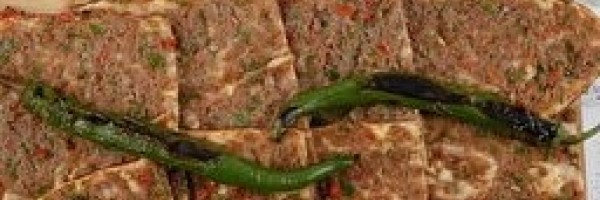 Etli Ekmek (10 Adet) (Mevsim salata, limon, maydanoz, biber turşusu, ile) + İçecek 2,5lt pepsi veya yedigün