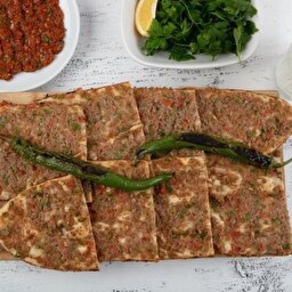 Etli Ekmek (10 Adet) (Mevsim salata, limon, maydanoz, biber turşusu, ile) + İçecek 2,5lt pepsi veya yedigün