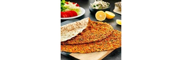 Lahmacun 6 Adet lahmacun 1L ayran veya kola mevsim salata , limon , acı biber turşusu ile servis edilir