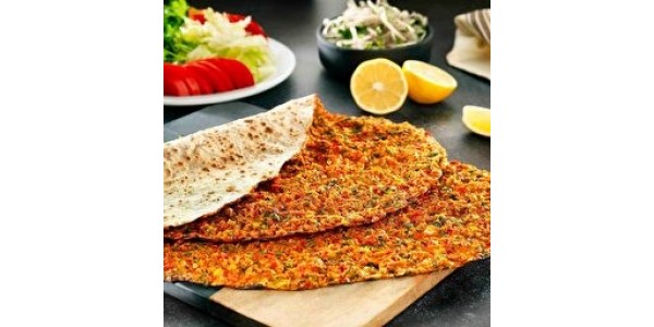 Lahmacun 6 Adet lahmacun 1L ayran veya kola mevsim salata , limon , acı biber turşusu ile servis edilir
