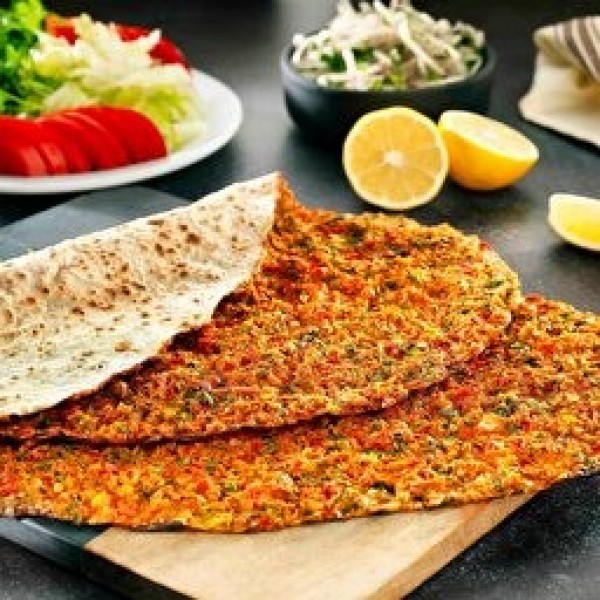 Lahmacun 6 Adet lahmacun 1L ayran veya kola mevsim salata , limon , acı biber turşusu ile servis edilir
