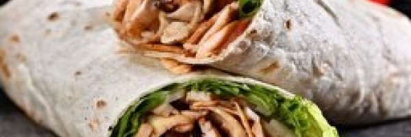 Döner Sıcak lavaş arası tavuk döner, domates, soğan ile