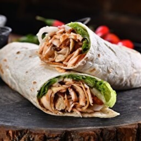 Döner Sıcak lavaş arası tavuk döner, domates, soğan ile
