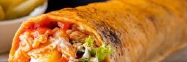 İskenderun Döner Hatay Usulü Soslu Döner, patates, marul, mayonez, ketçap, özel sos, turşu, soğan ile