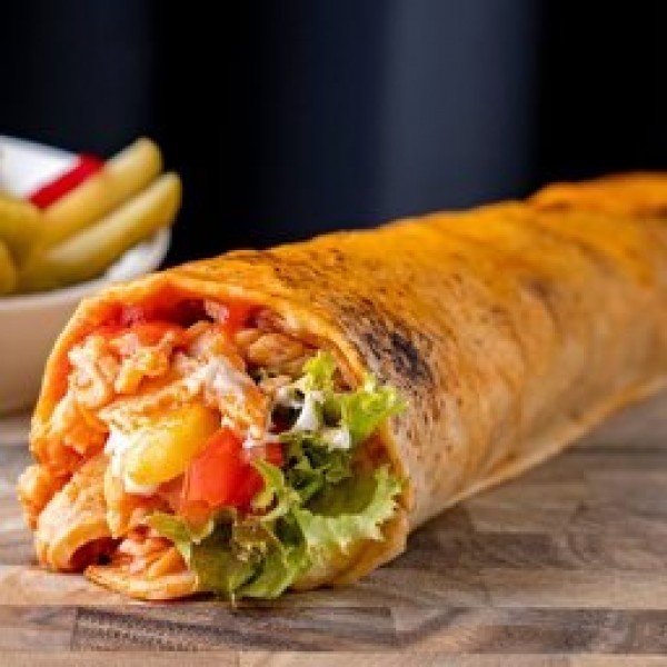İskenderun Döner Hatay Usulü Soslu Döner, patates, marul, mayonez, ketçap, özel sos, turşu, soğan ile